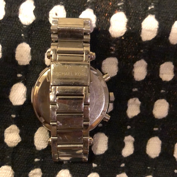 SILVER MICHAEL KORS WATCH! - Picture 3 of 4
